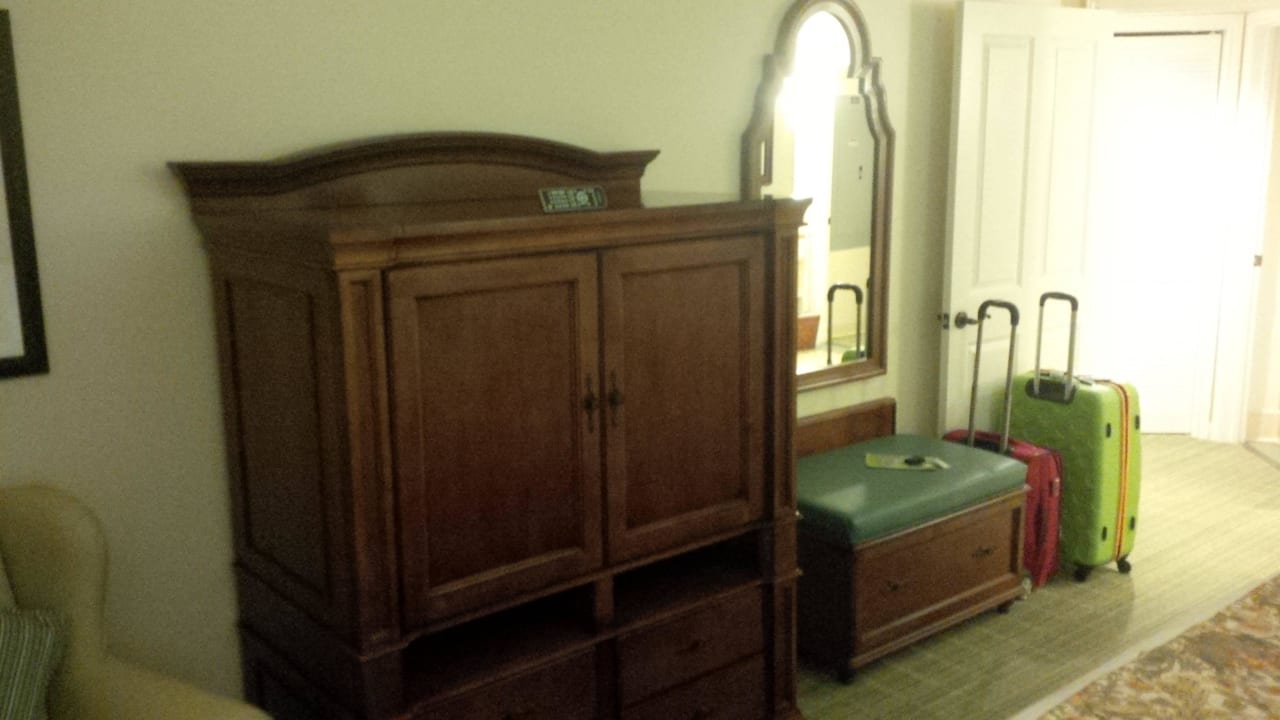 Fernsehschrank geschlossen Disney's Saratoga Springs Resort & Spa