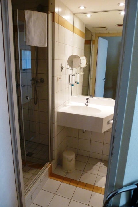Bad mit Dusche Essential by Dorint Hotel Köln-Junkersdorf