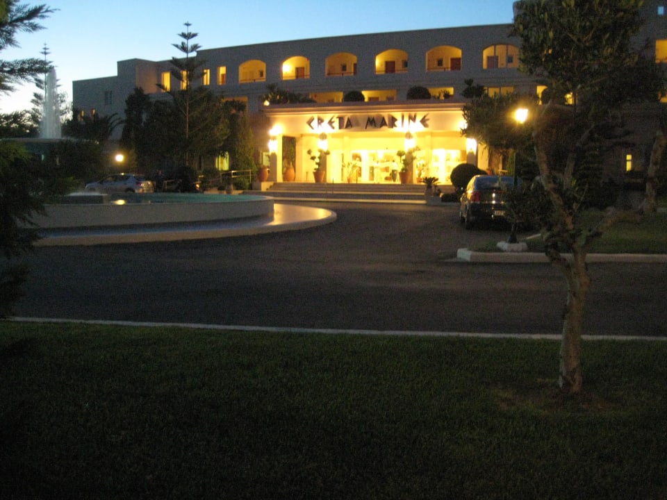 Haupteingang abends Iberostar Selection Creta Marine
