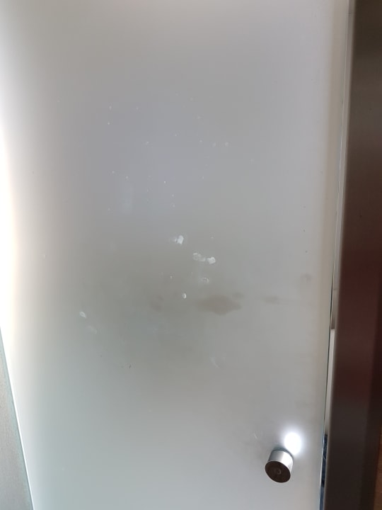 ZimmerSchmutzige Bad Glastür die nicht komplett abschließt Grupotel Orient