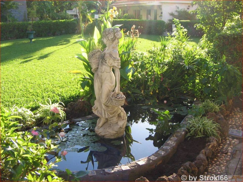 Brunnen im Garten des Hotels Hotel Los Jazmines