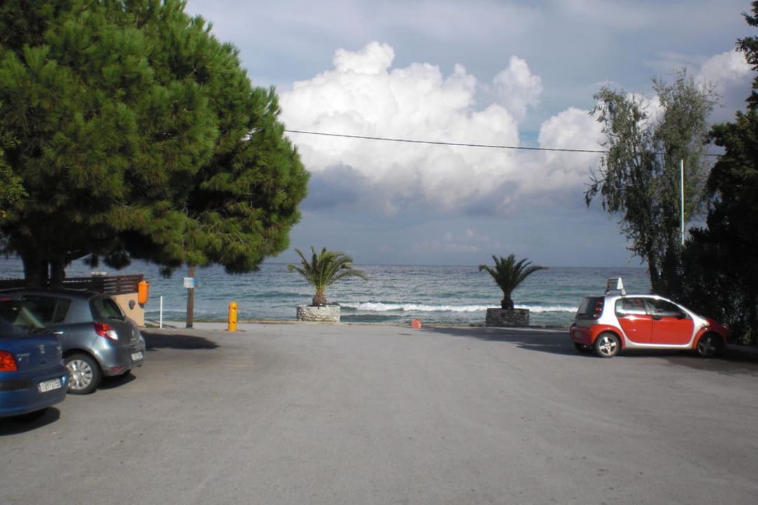 Parkplatz vor dem Eingang alltoura Club Hotel Poseidon Palace