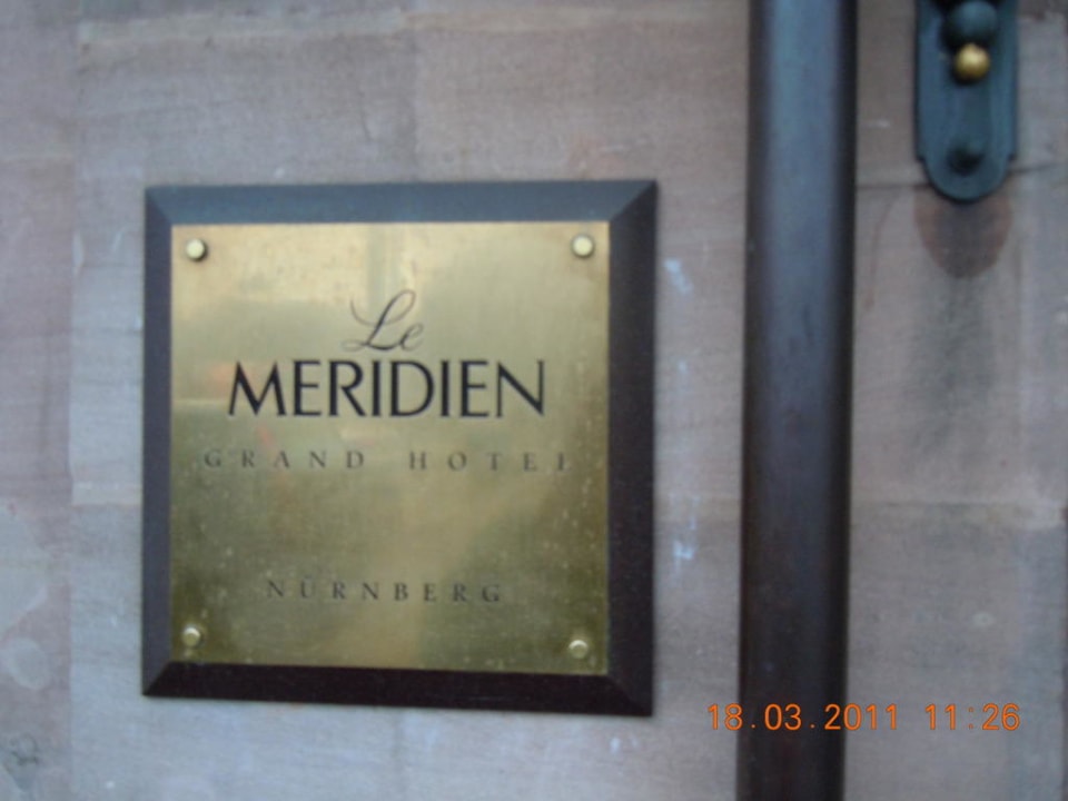 Beschriftung beim Eingangsbereich Le Méridien Grand Hotel Nürnberg