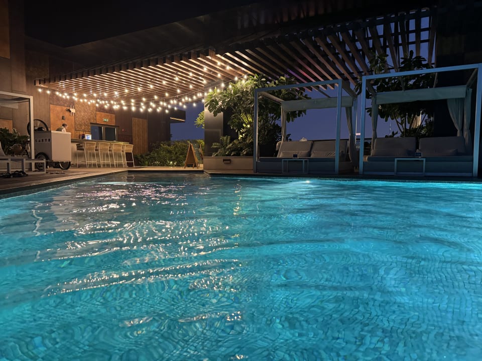 Pool DoubleTree by Hilton Dubai M Square Hotel & Residences