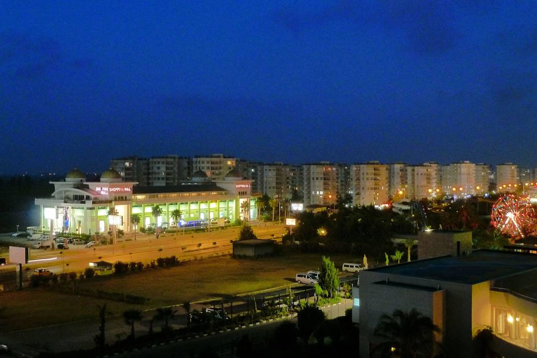 Abendlicher Ausblick Richtung Straße Limak Lara Deluxe Hotel & Resort