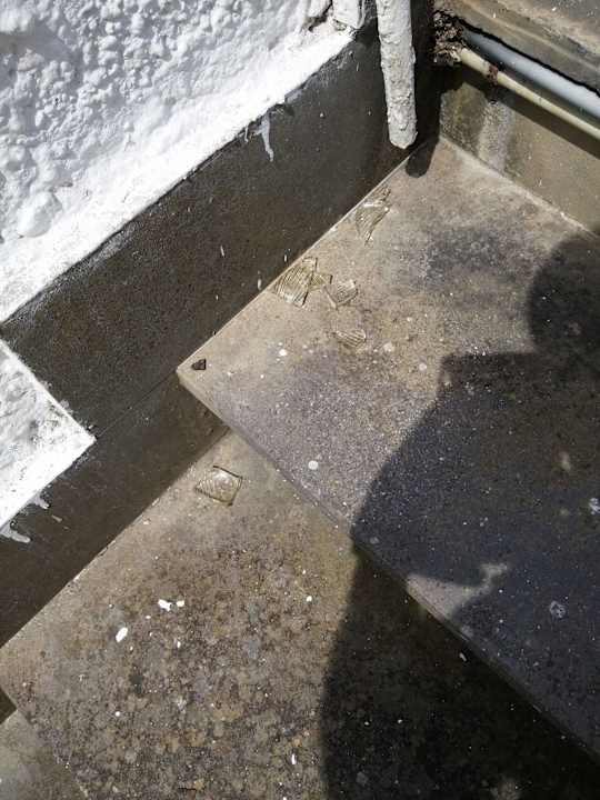 Treppe zum Pool, Scherben lagen 10 Tage min. Hotel Marina Club