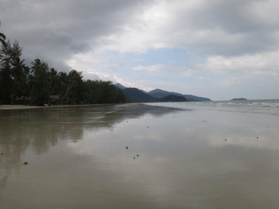Strand bei Flut Santhiya Tree Koh Chang Resort