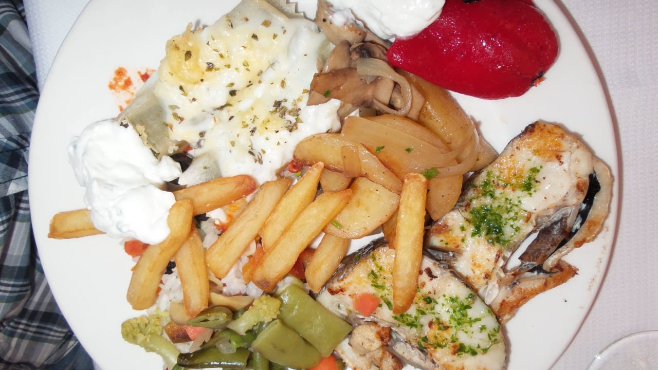 Frisch gegrillter Fisch Hotel & Spa S'Entrador Playa