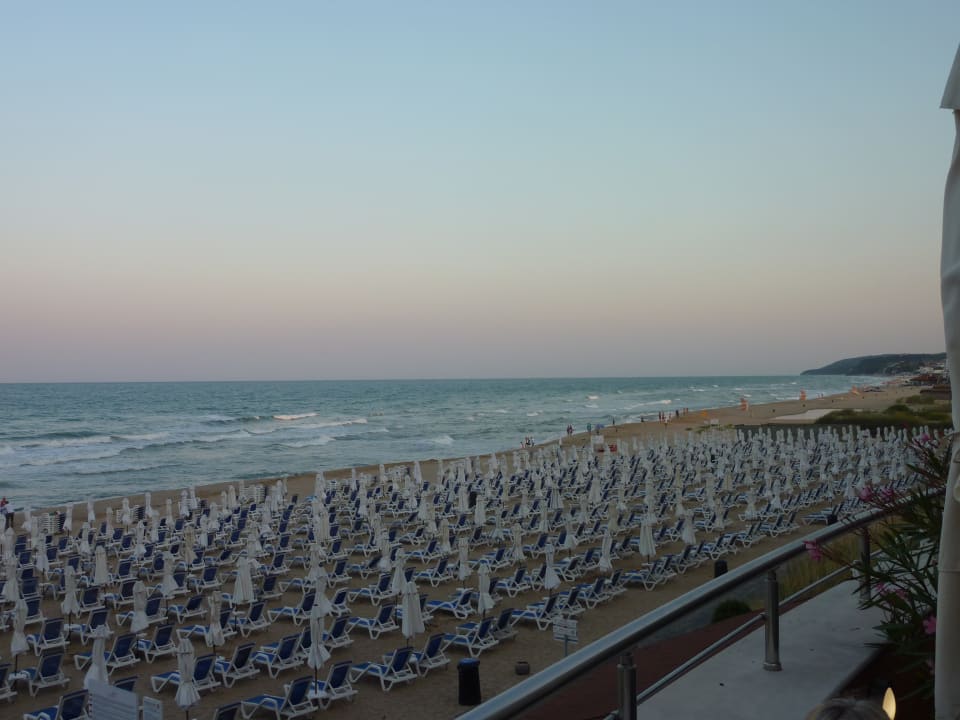 Blick von der Terasse auf den Strand Sol Luna Bay
