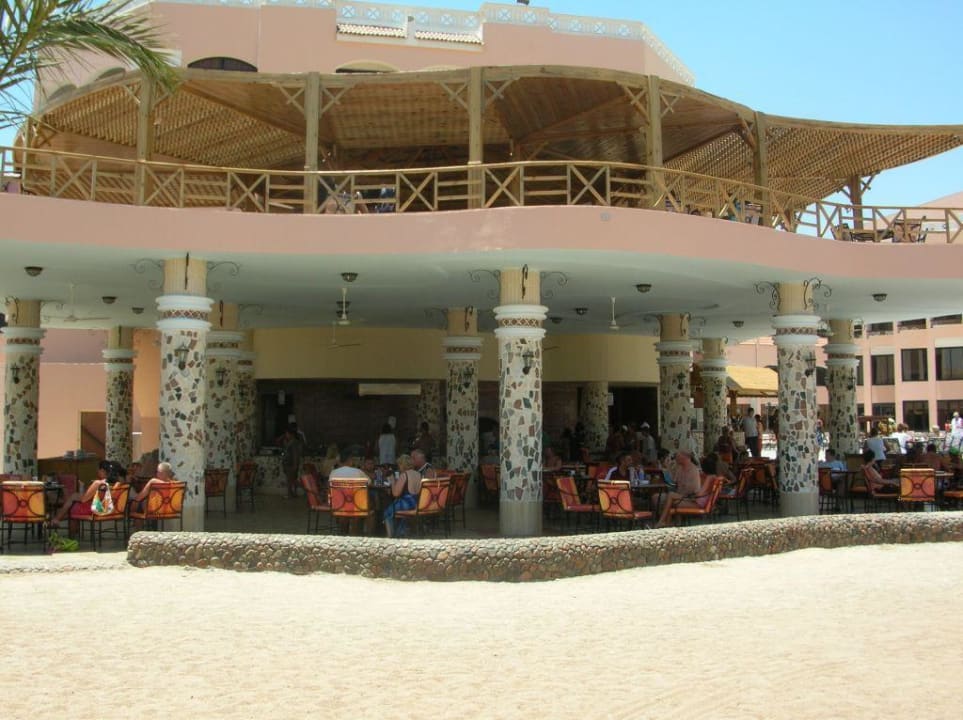 Blick auf die Terrasse Beach Albatros Resort