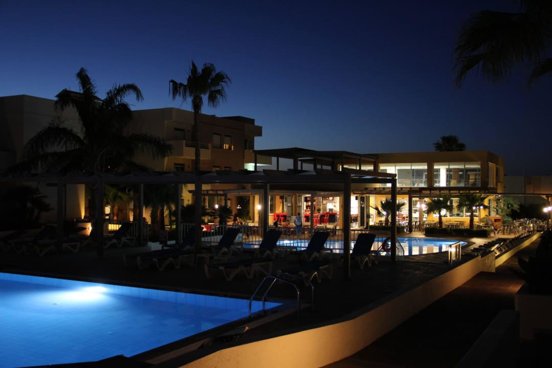 Pool und Bar am Abend Hotel Meropi