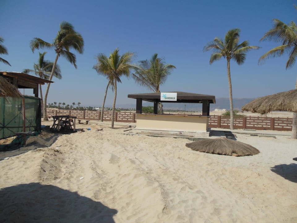 3. Strand mit Baustelle & geschlossener Strandbar Fanar Hotel & Residences Salalah Beach