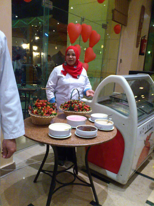 Auch Frauen giebt es hier Pickalbatros Aqua Park Resort - Hurghada