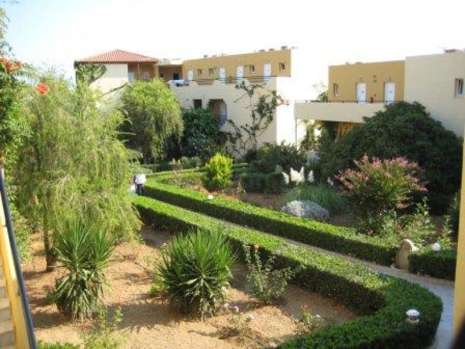 Schöne Gartenanlage Vantaris Luxury Beach Resort