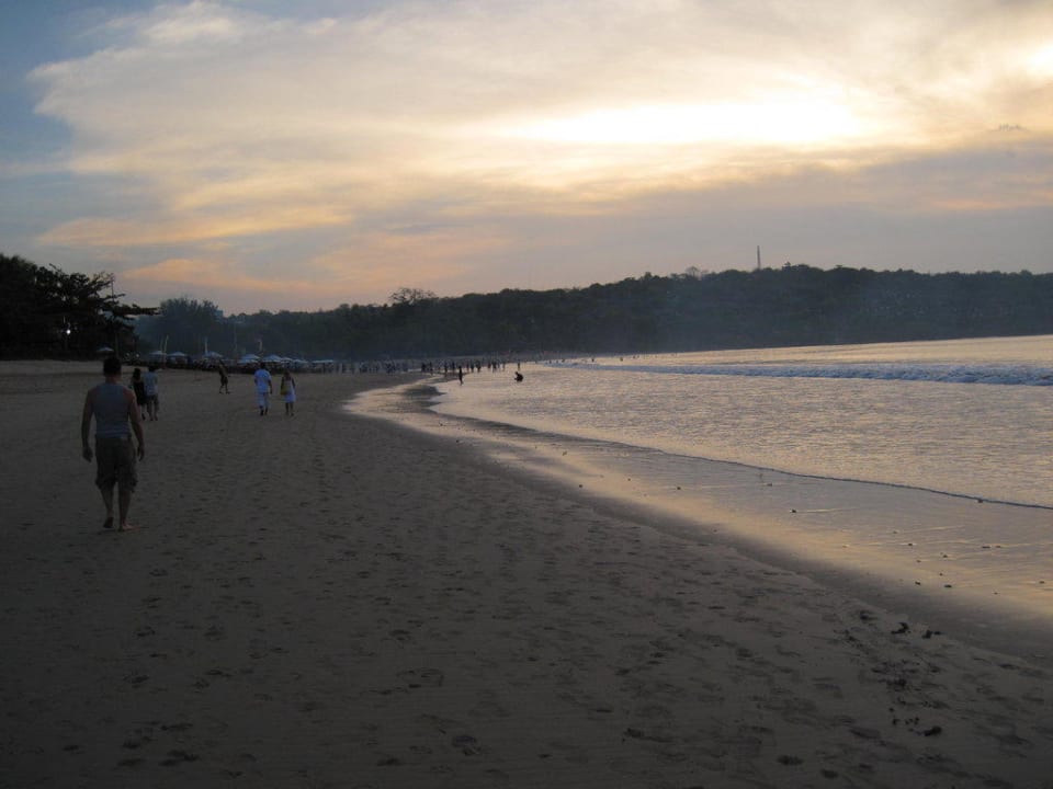 Strand während des Sonnenuntergangs InterContinental Bali Resort