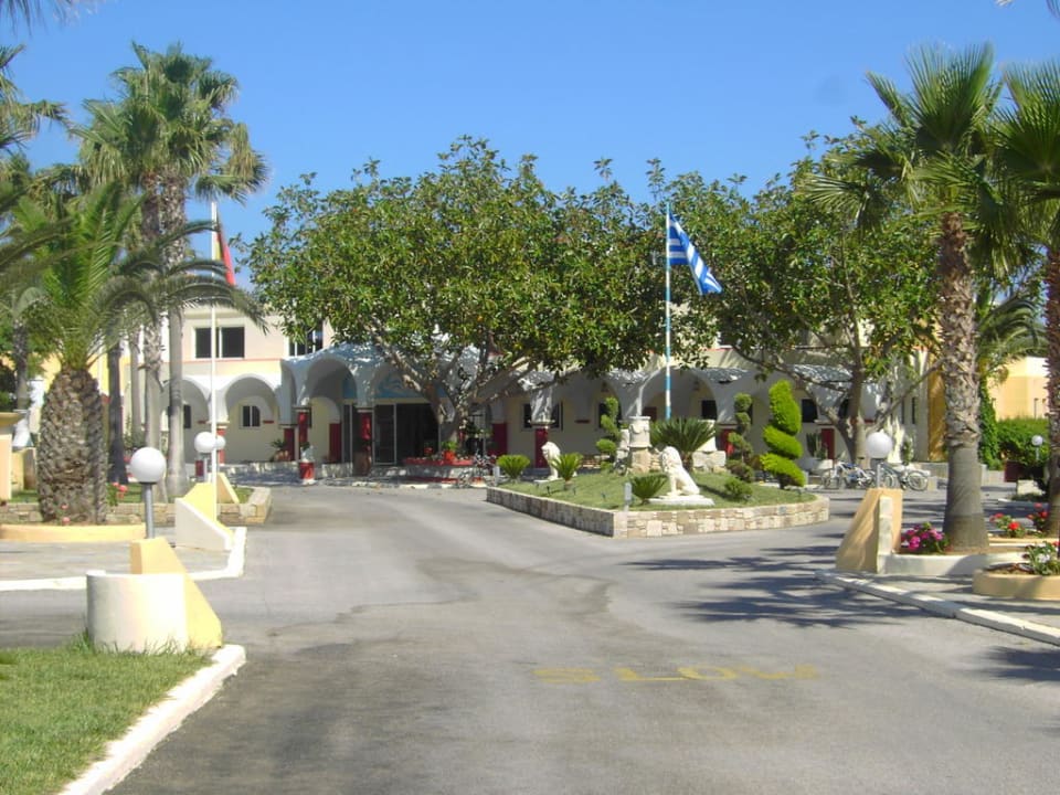 Schöne Hoteleinfahrt Euro Village Achilleas Hotel