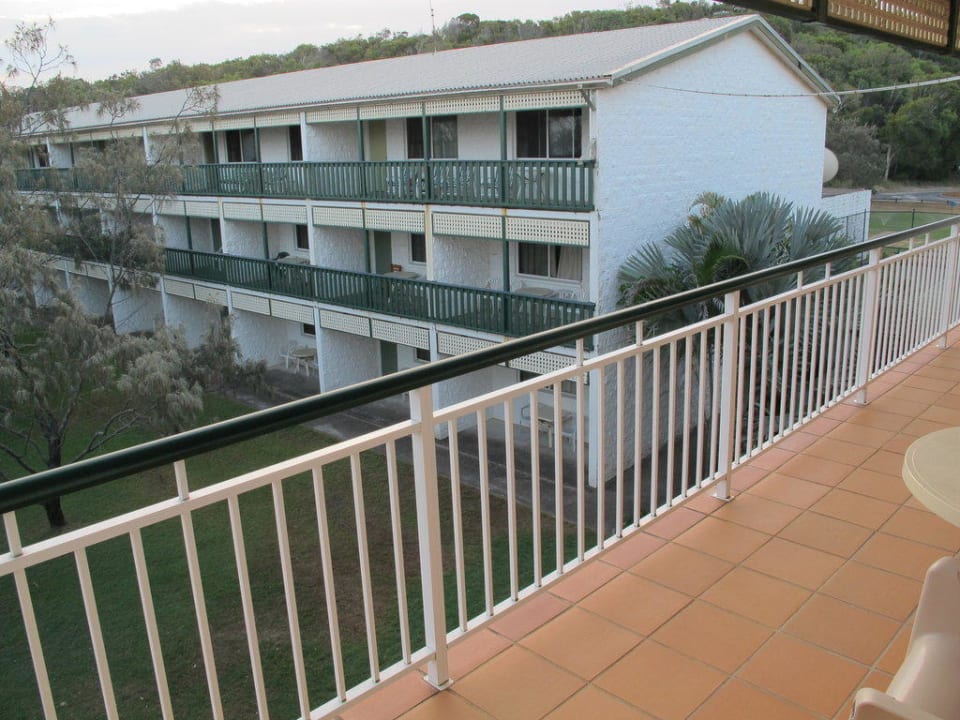 Aussicht auf eines der vier Hotelgebäude Hotel Eurong Beach Resort