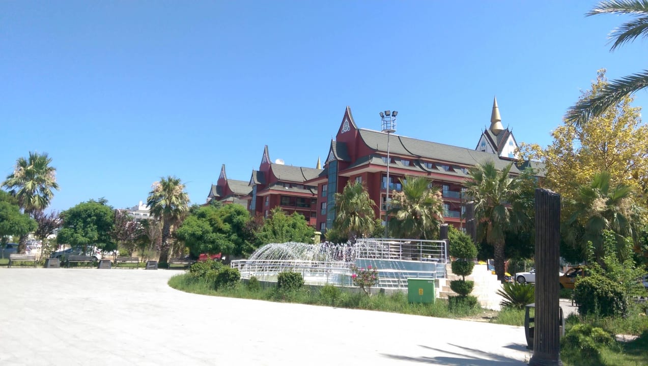 Blick von der Strasse zum Hotel Siam Elegance Hotels & Spa