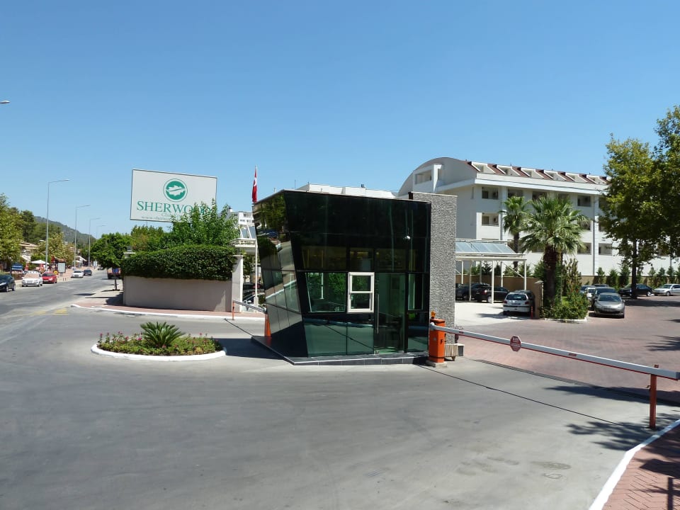 Einfahrt zum Hotel Sherwood Exclusive Kemer
