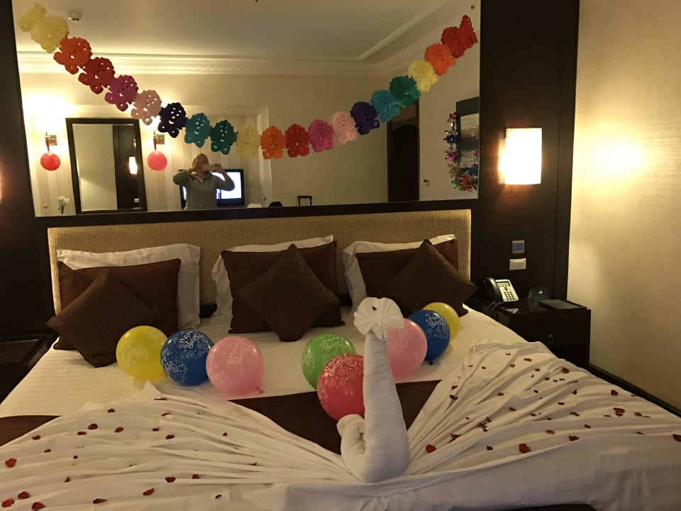 Geburtstagsdeko im Zimmer Premier Le Reve Hotel & Spa