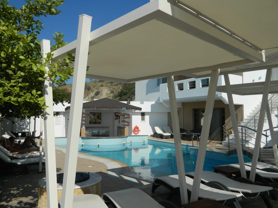 Pool Castello Di Cavalieri Suites