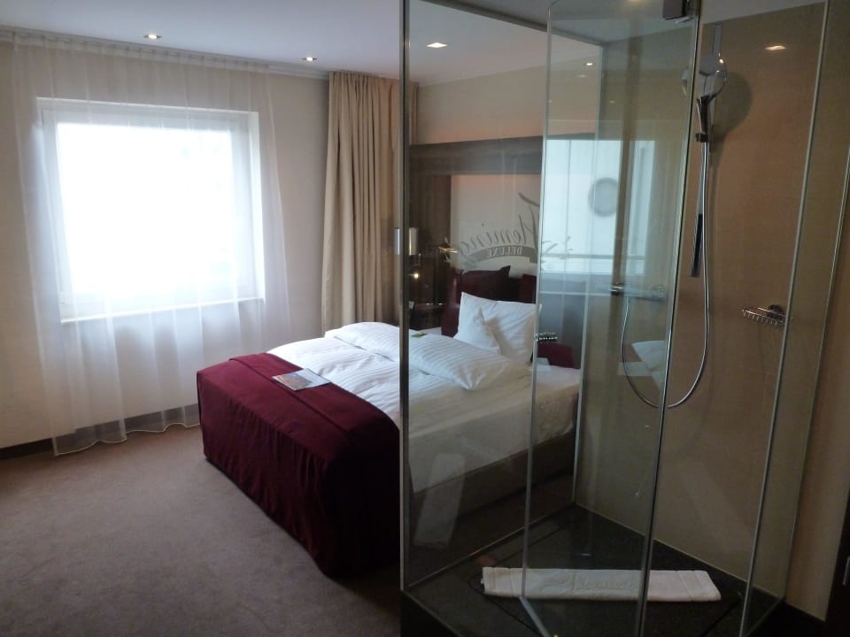 Zimmer, Bett, Dusche Flemings Hotel Frankfurt Main-Riverside