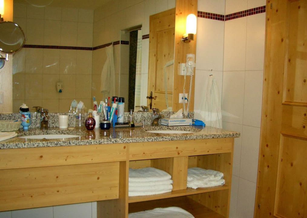 Bad Familienzimmer Stammhaus POST Family Resort