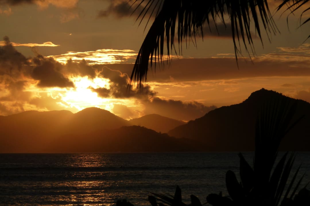 Sonnenuntergang hinter Praslin La Digue Island Lodge