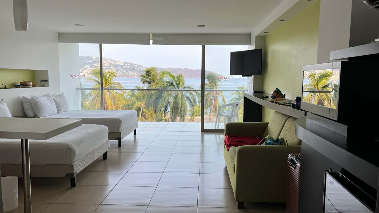 Zimmer Ramada by Wyndham Acapulco Hotel & Suites