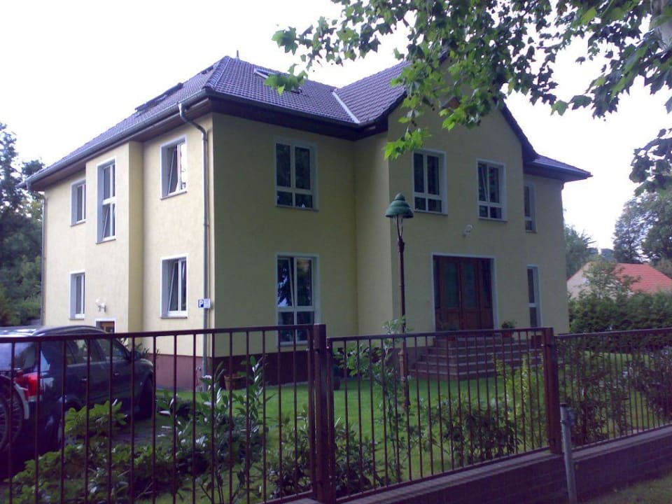 Nebengebäude mit Pool und Wellnessbereich Apart Pension Babelsberg