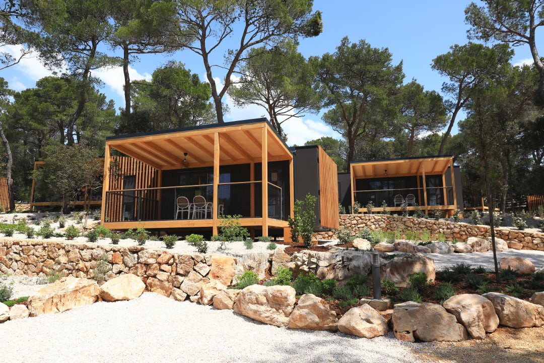 Außenansicht Pine Beach Pakostane