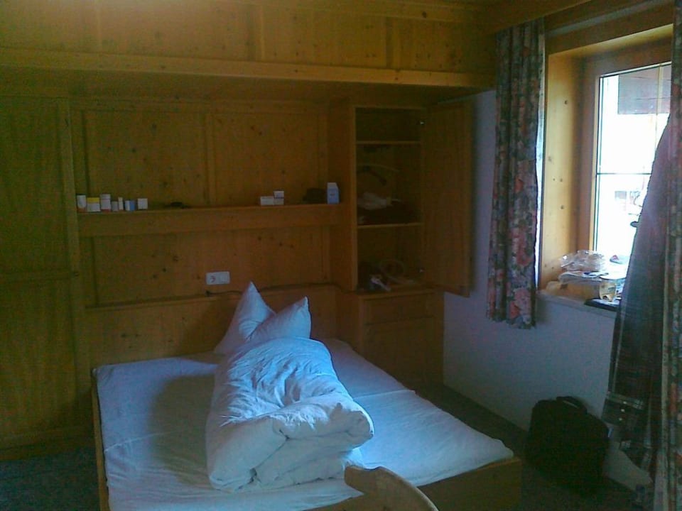 Zimmer 305 Bett mit Fenster Hotel Klausenhof