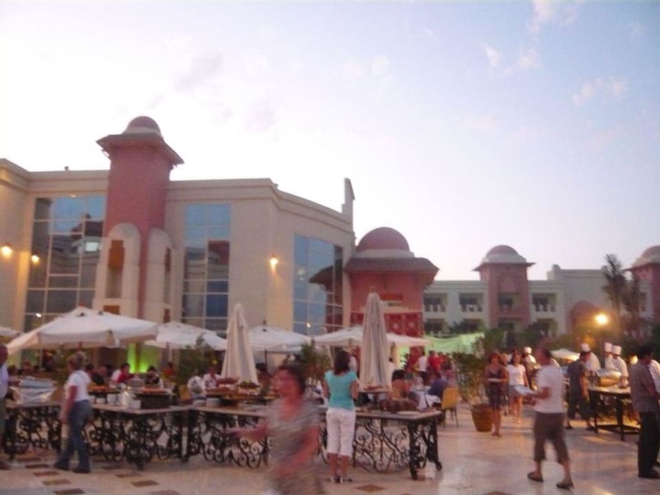 Restauracja na dworze i kwałek głównego budynku Serenity Alpha Beach