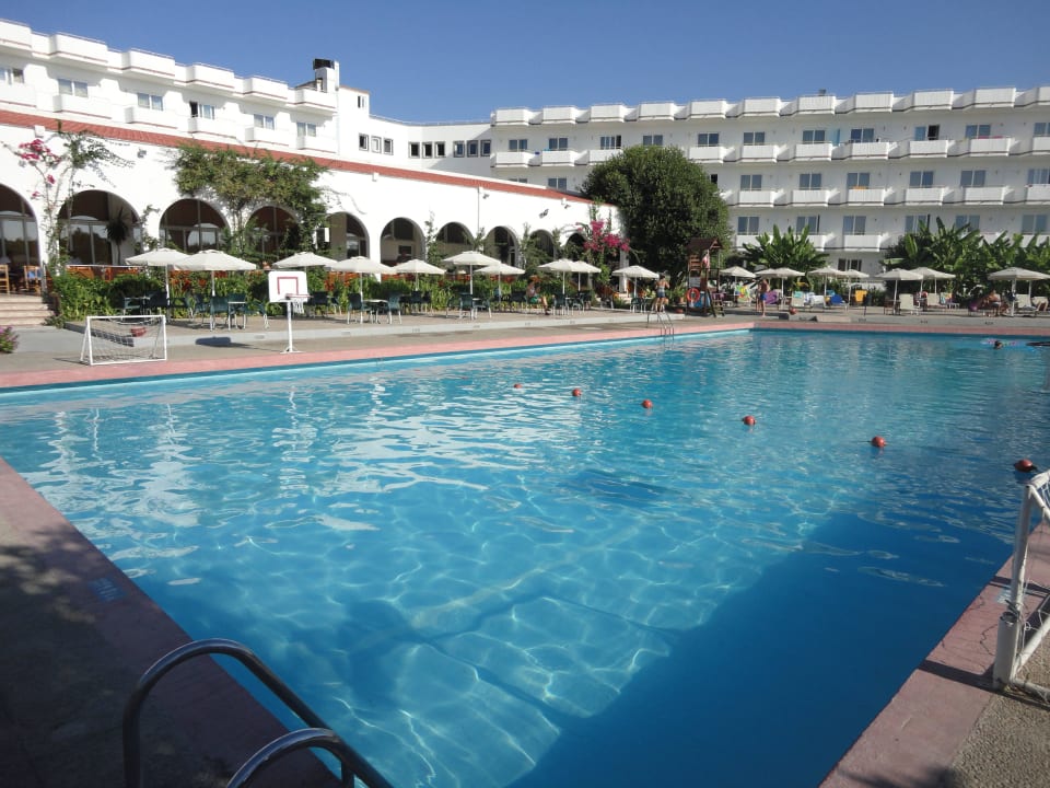 Der Pool am Tag Irene Palace Beach Resort Club alltoura
