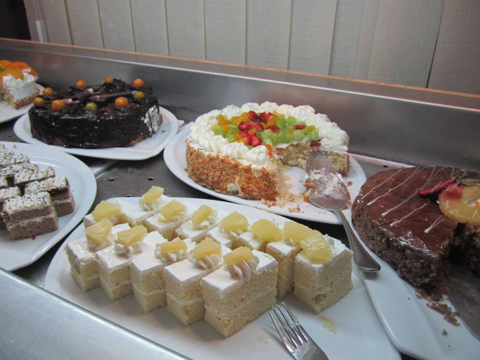 Kuchenbuffet beim Abendessen Grand Makadi