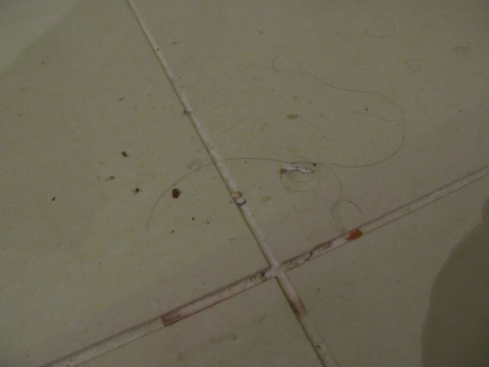 Dreck im Zimmer bei der Anreise Staybridge Suites Dubai Internet City, an IHG Hotel