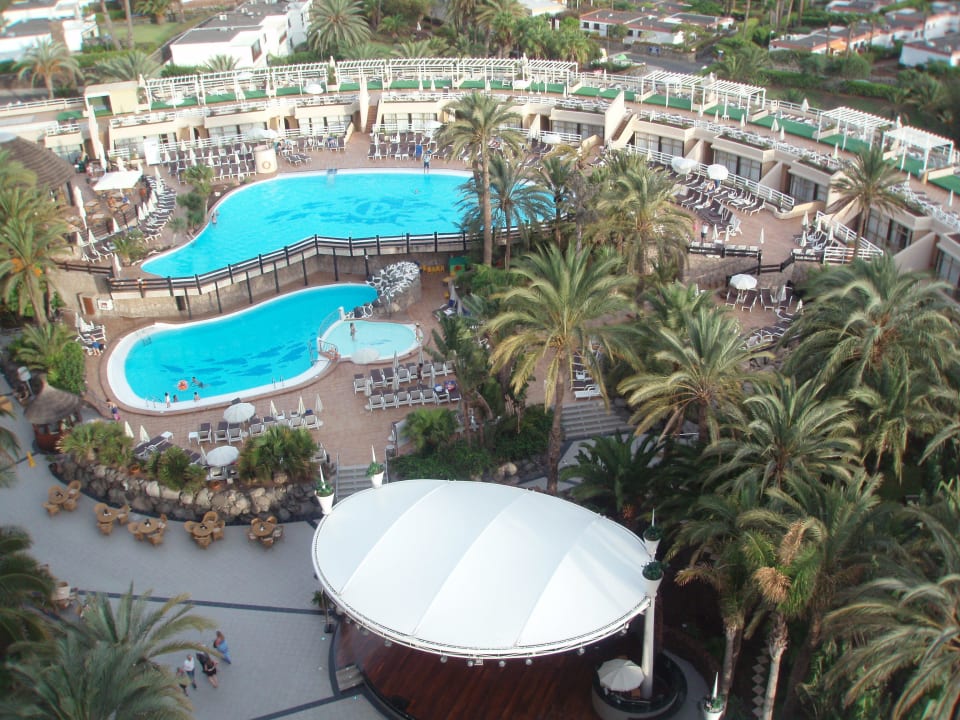 Blick vom Balkon zur Poolanlage Gloria Palace San Agustin Thalasso & Hotel