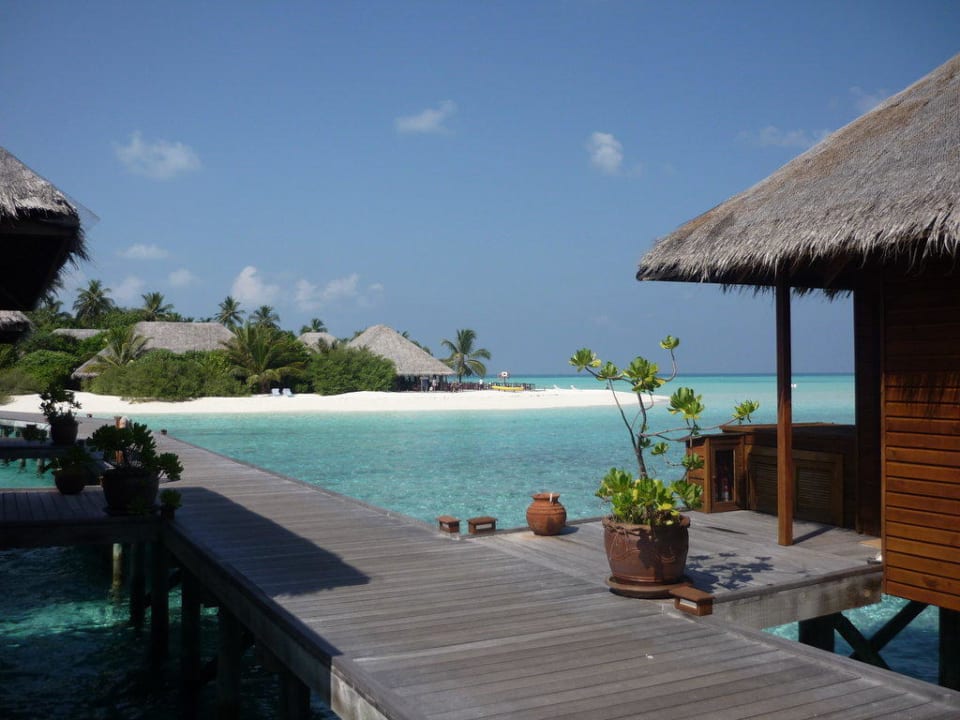 Steg von Wasservillen Richtung Strand Meeru Maldives Resort Island