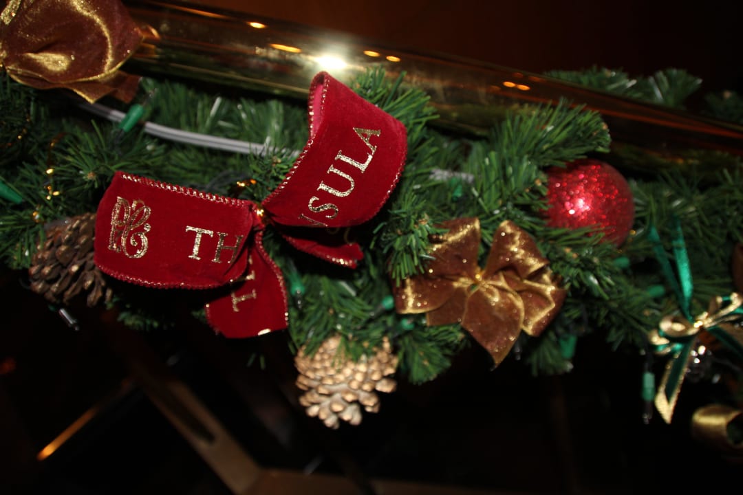 Geländer mit X-Mas Deko Hotel The Peninsula Bangkok