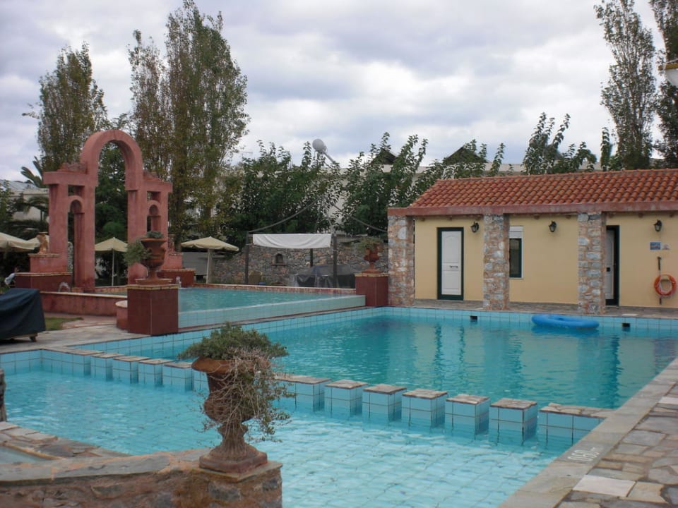Pool zwischen Haupthaus und Nebengebäude Orpheas Resort - Adults Only