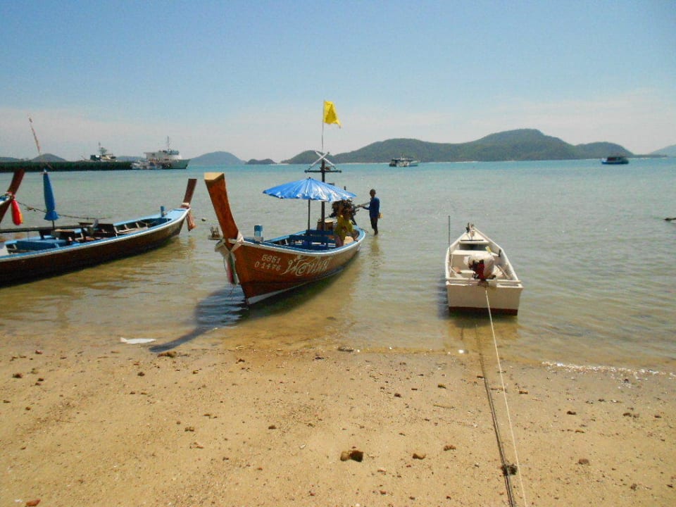 Long-Tail-Boote am Hotelstrand Cape Panwa Hotel