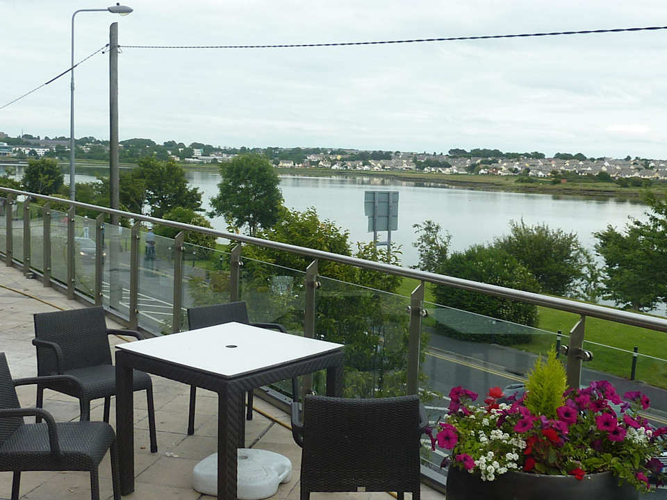 Verranda Lounge mit Blick auf Galway Bucht The Galmont Hotel & Spa