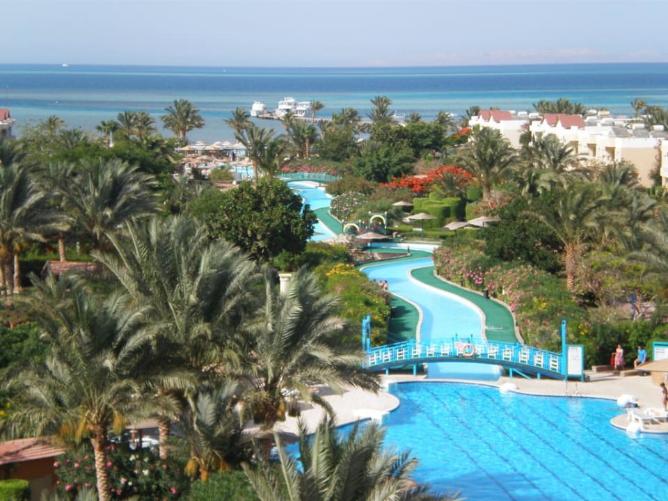 Der Garten mit der Poollandschaft vom Dach  Golden Beach Resort
