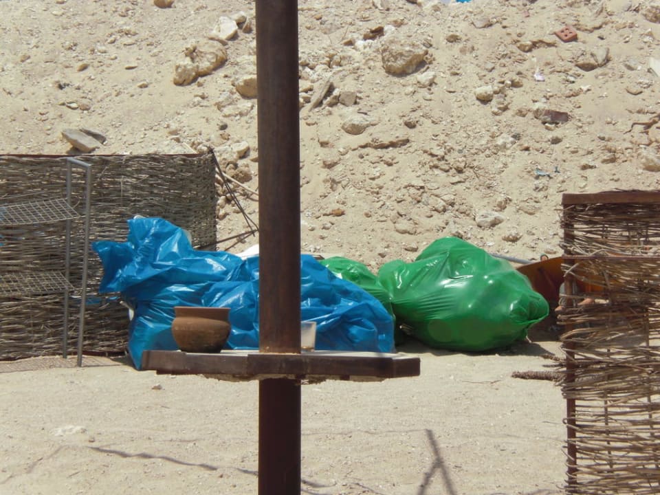 Müll am Strand Serenity Alpha Beach