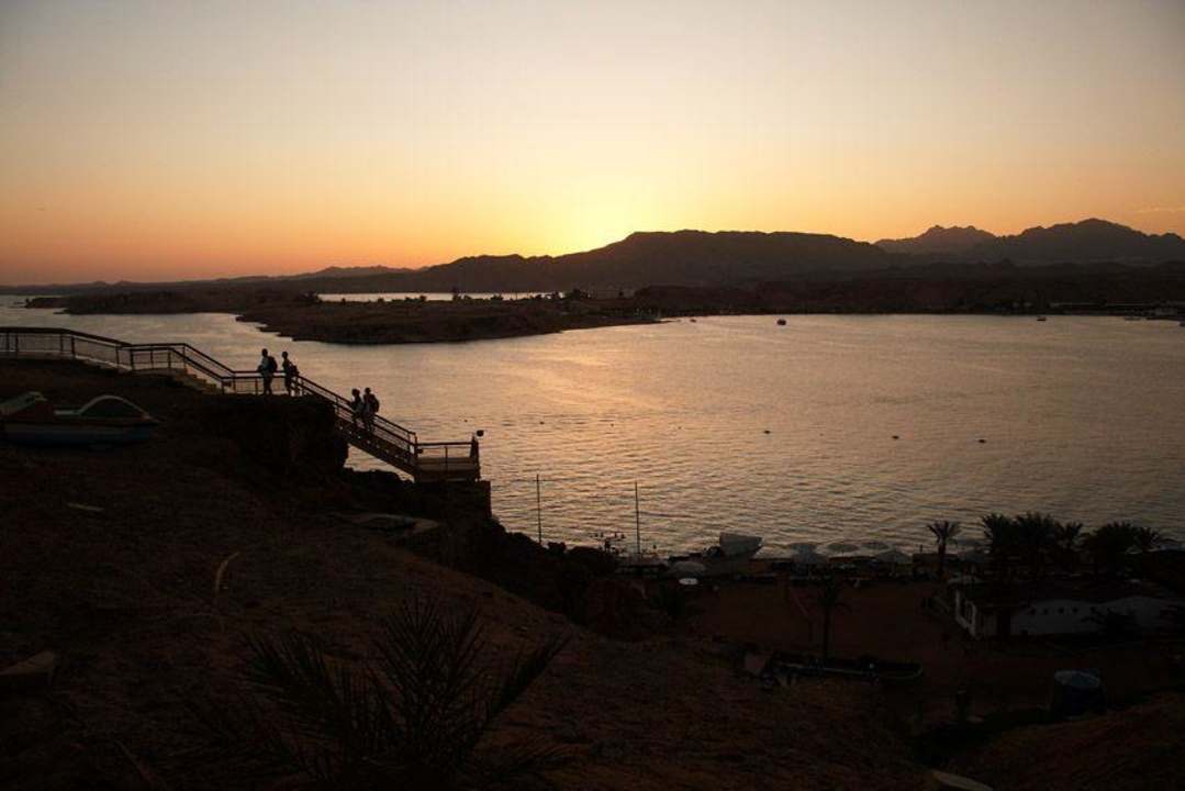 die letzten Gäste verlassen den Strand Albatros Sharm Resort