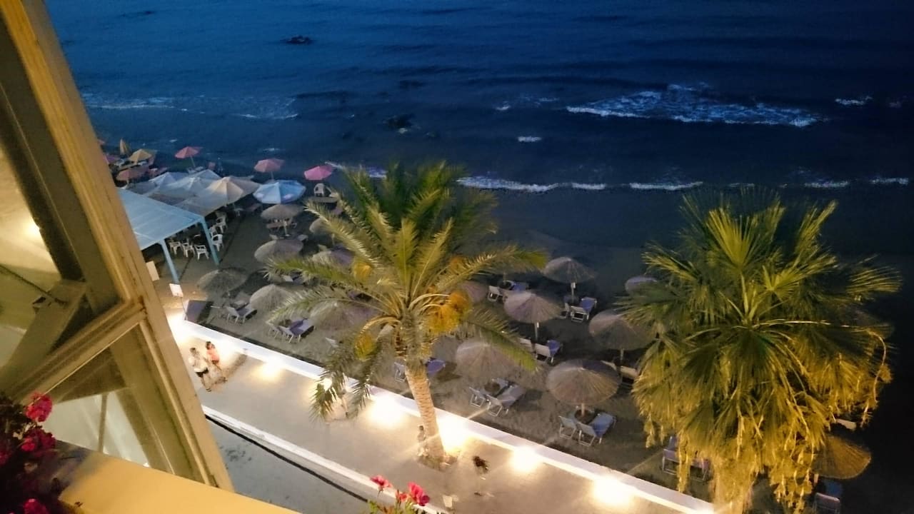 Abendlicher Ausblick von der Bar auf dem Dach Hotel Corissia Princess