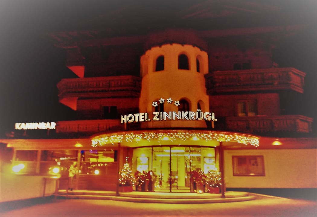 Der Eingang, festlich geschmückt Hotel Zinnkrügl