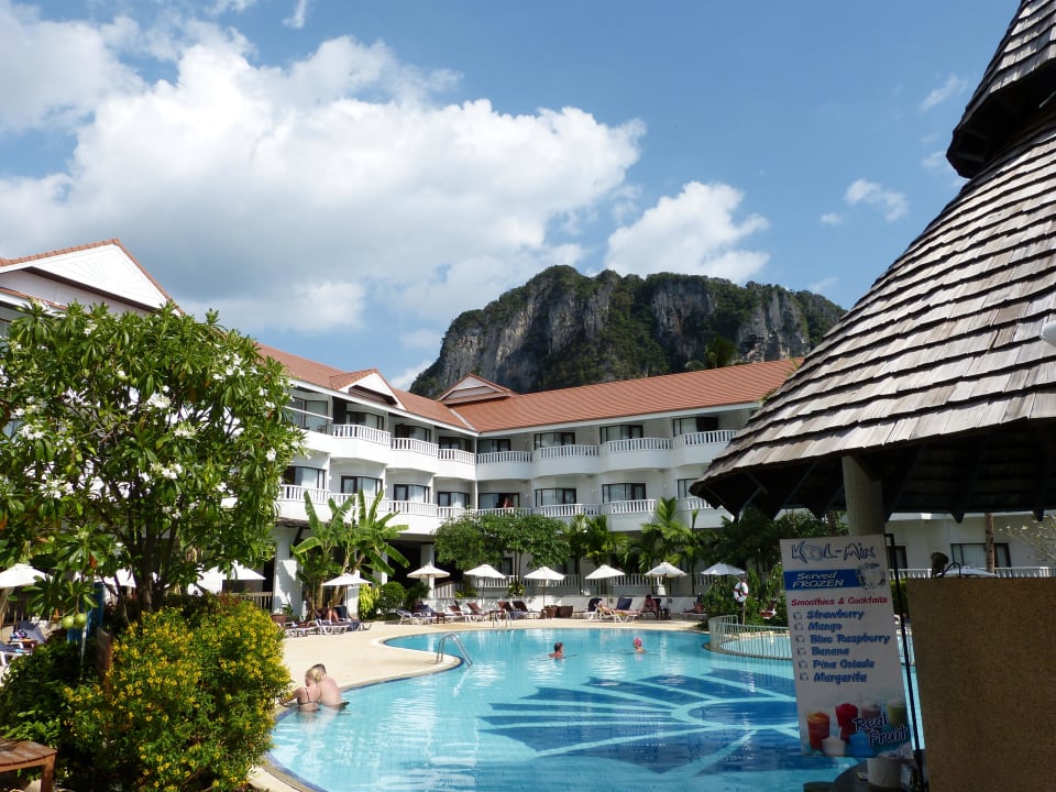 Poolanlage und Zimmer Aonang Villa Resort