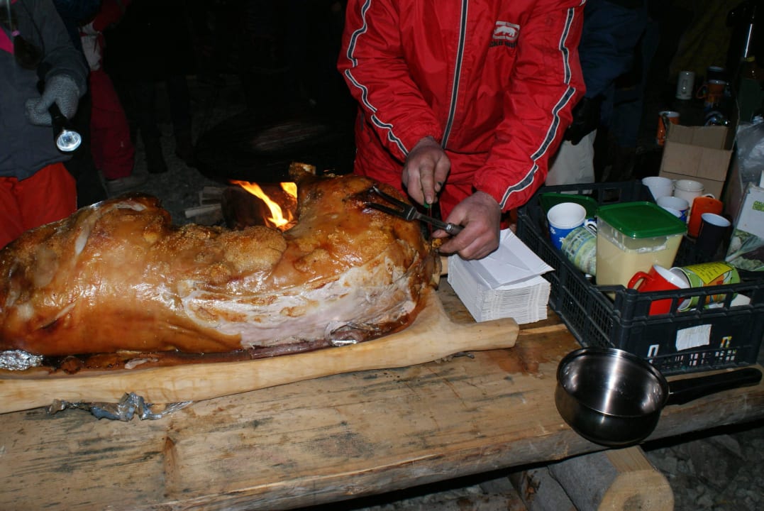 Pieczona świnka przygotowana na ognisko  Pensjonat Willa Jordanowka