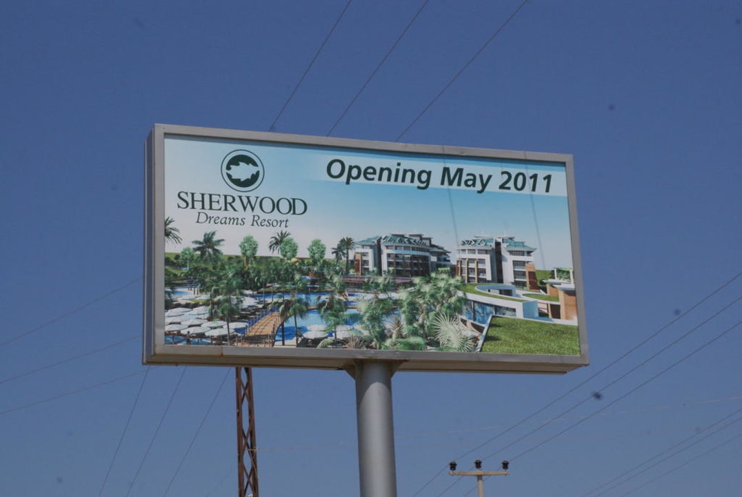 Znak przy szosie Sherwood Dreams Resort